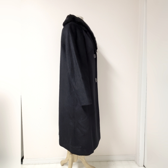 Vintage Black Coat with Fur Collar and Chinese Motif Lining - Picture 4 of 16